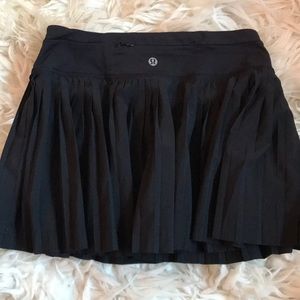 Size 2 black pleated lululemon skirt